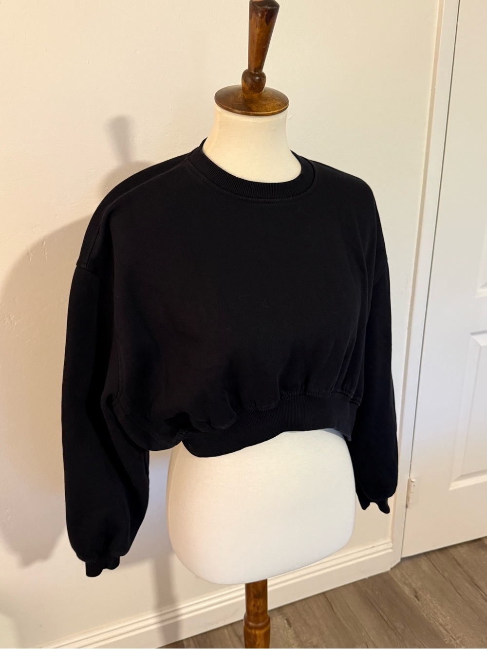 Zara Black Cropped Crewneck Sweatshirt